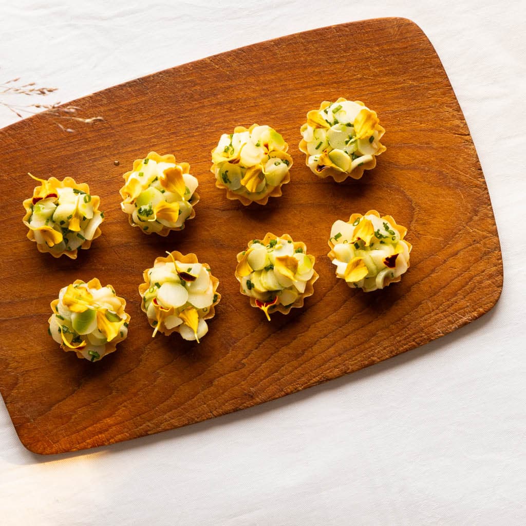 Tartelette med inkokt vit sparris och kräm på gårdsägg Tartelette med inkokt vit sparris och kräm på gårdsägg